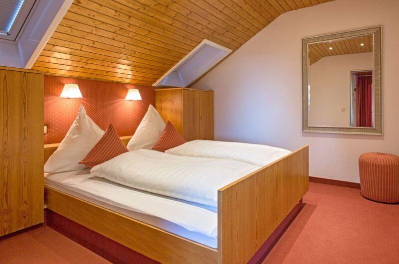 Eltern-Schlafzimmer-Ferienhaus-Schwarzwald-Hinterzarten-Winter-4-6-Personen-Ferienwohnung-Ferienresort-Mattenweg-Urlaub-mit-Kindern