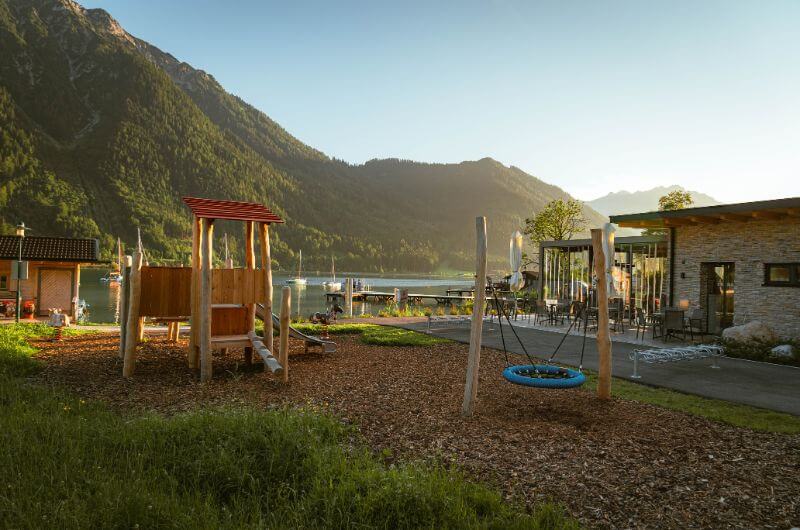 Spielplatz-Kinderhotel-familienhotel-achensee-familienresort-buchau-oesterreich-urlaub-mit-kindern-teenager-pool-hotel-am-see