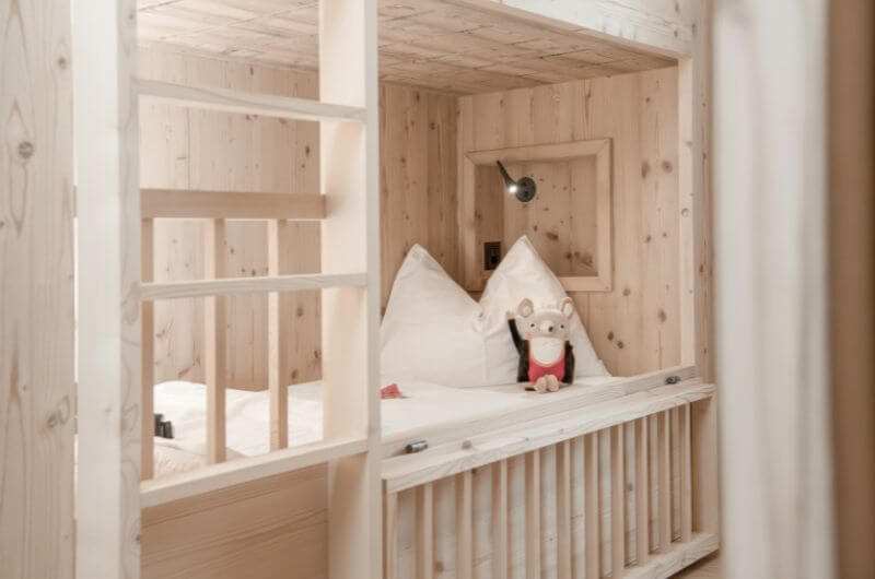 Kinderbett-all-inclusive-familienhotel-an-der-skipiste-liechtenstein-gorfion-familienurlaub-kinderhotel-urlaub-mit-kindern