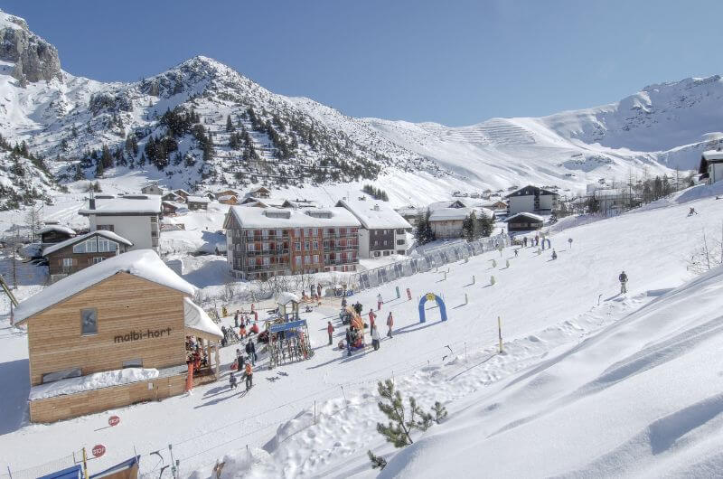 kinder-schneeland-all-inclusive-familienhotel-an-der-skipiste-liechtenstein-gorfion-familienurlaub-kinderhotel-urlaub-mit-kindern