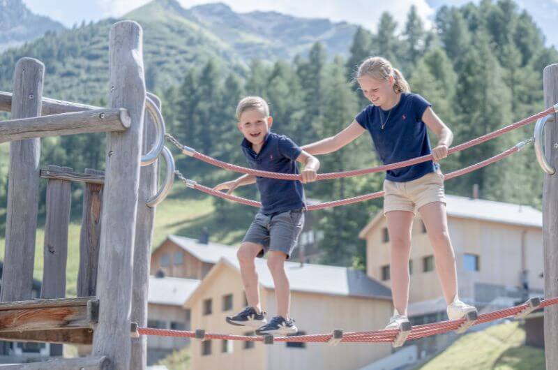 spielplatz-all-inclusive-familienhotel-an-der-skipiste-liechtenstein-gorfion-familienurlaub-kinderhotel-urlaub-mit-kindern