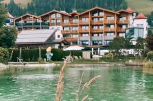 badesee-Familienhotel-Kesselgrub-Salzburger-Land-Oesterreich-Urlaub-mit-Kind-Baby