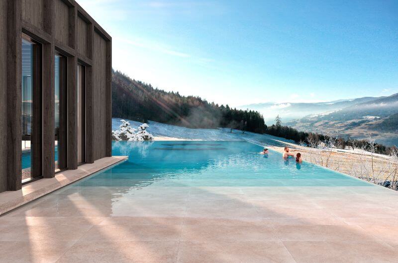 Outdoor-Pool-Familysuite-Familienhotel-Urlaub-in-Suedtirol-AKI-Family-Resort-Plose-Urlaub-mit-Kindern-Skihotel-Baby-nachhaltig