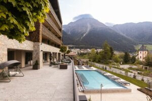 Outdoor-Pool-Luxus-Familienhotel-Suedtirol-Reschensee-Kinderhotel-Urlaub-mit-Kind-Baby-Das-Gerstl-Family-Retreat