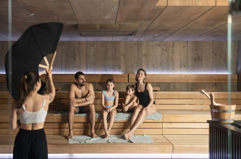 Sauna-Hallenbad-Wasserrutsche-Babypool-Luxus-Familienhotel-Reschensee-Kinderhotel-Das-Gerstl-Family-Retreat