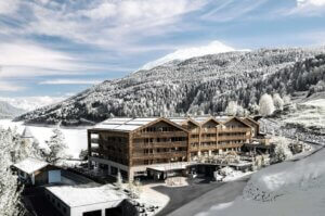 Schnee-Winter-Familienurlaub-Luxus-Familienhotel-Reschensee-Kinderhotel-Das-Gerstl-Family-Retreat