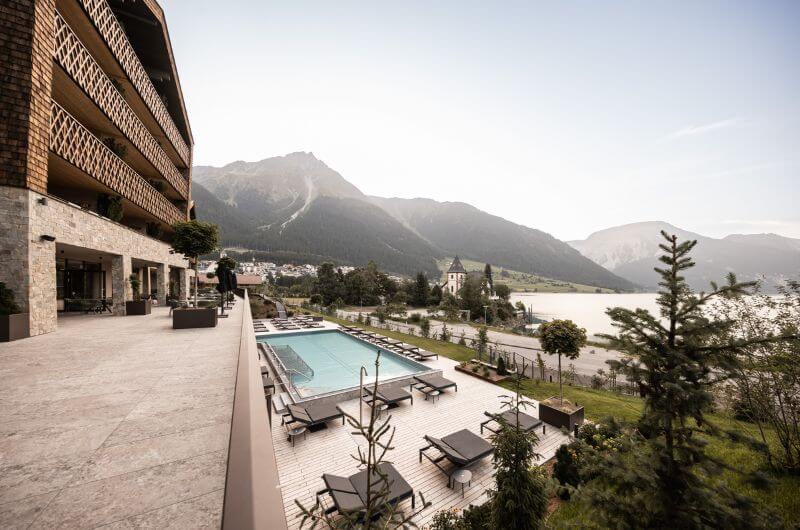 Seeblick-Außenpool-Luxus-Familienhotel-Reschensee-Kinderhotel-Das-Gerstl-Family-Retreat
