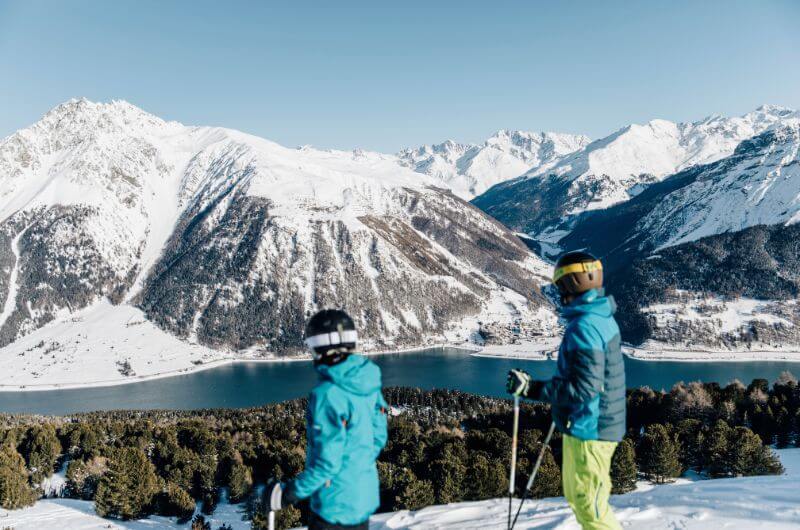 Skigebiet-Schoeneben-Luxus-Familienhotel-Suedtirol-Reschensee-Kinderhotel-Urlaub-mit-Kind-Baby-Das-Gerstl-Family-Retreat