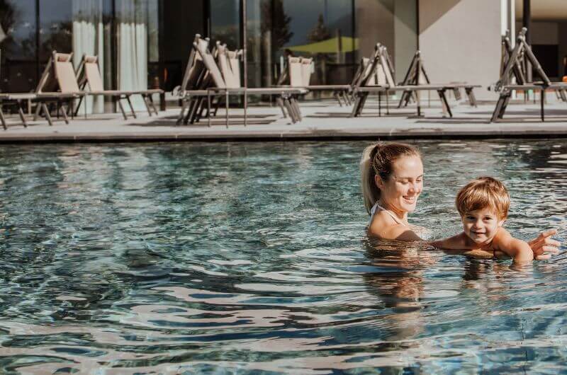 Außenpool-Familienhotel-Natz-Schabs-familienfreundlich-Geheimtipp-mit-kindern-pool-wellness-ferienwohnung-Das-Muehlwald-Suedtirol