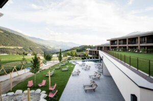 Garten-Familienhotel-Natz-Schabs-familienfreundlich-Geheimtipp-Urlaub-mit-kindern-pool-wellness-ferienwohnung-Das-Muehlwald-Suedtirol