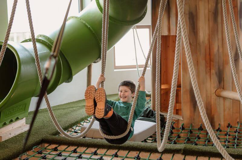 Indoor-Spielplatz-Familienhotel-Natz-Schabs-familienfreundlich-Geheimtipp-Urlaub-mit-kindern-pool-wellness-ferienwohnung-Das-Muehlwald-Suedtirol