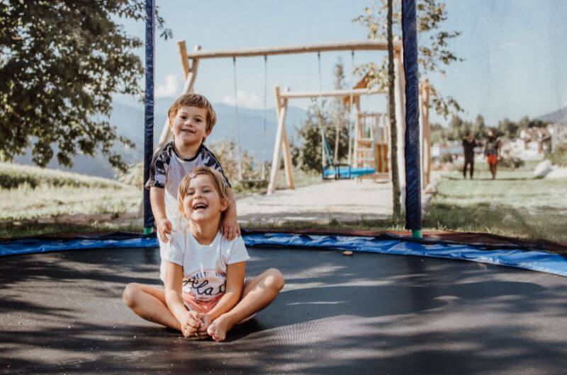 Trampolin-Familienhotel-Natz-Schabs-familienfreundlich-Geheimtipp-Urlaub-mit-kindern-pool-wellness-ferienwohnung-Das-Muehlwald-Suedtirol