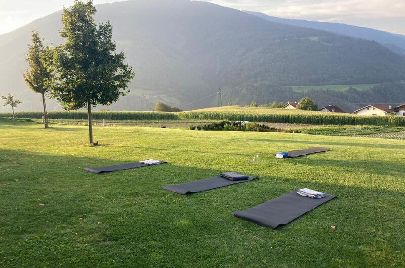 Yoga-Panorama-Familienhotel-Natz-Schabs-familienfreundlich-Geheimtipp-Urlaub-mit-kindern-pool-wellness-ferienwohnung-Das-Muehlwald-Suedtirol