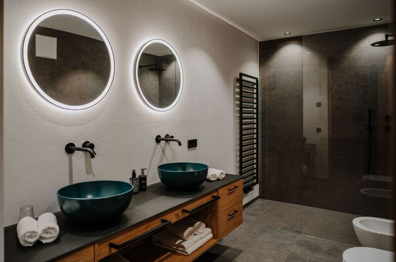 Bad-Ferienwohnung-Apartment-mit-Verpflegung-Suedtirol-innea-nature-Familienurlaub-Urlaub-mit-Kind-nachhaltig-modern