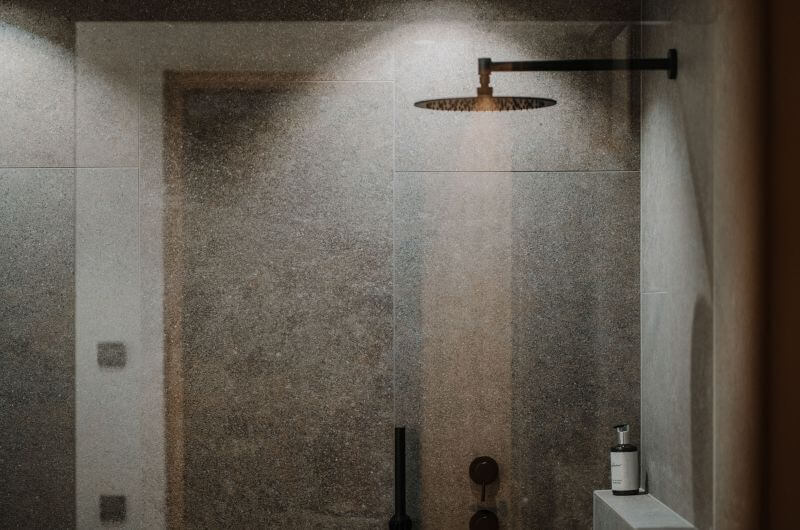 Badezimmer-Ferienwohnung-Apartment-mit-Verpflegung-Suedtirol-innea-nature-Familienurlaub-Urlaub-mit-Kind-nachhaltig-modern