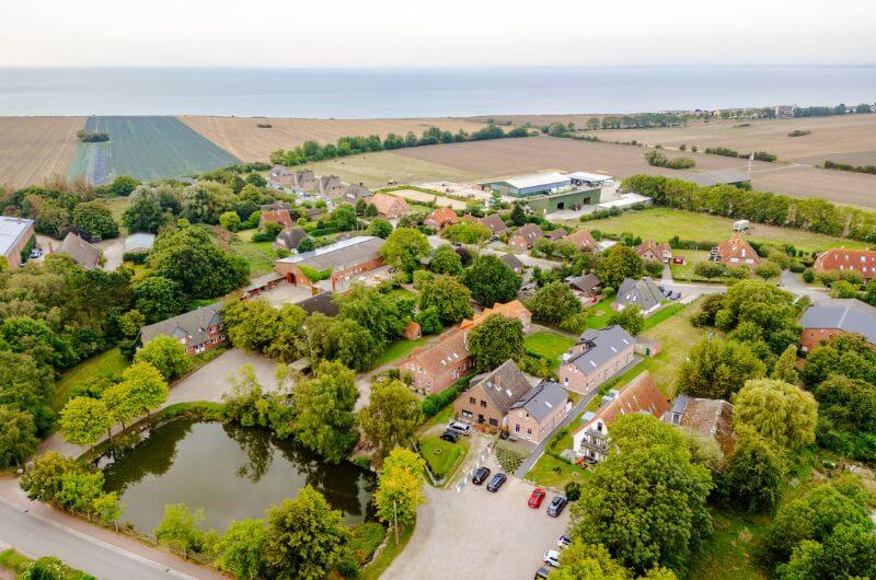 Dorfteich-Ferienwohnung-Kinder-Bauernhof-Ostsee-Fehmarn-Ferienhof-Paulsen-Strand-Reiterhof-Urlaub-mit-Kind-Deutschland