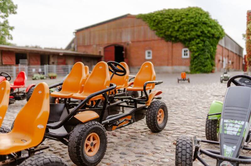 Fuhrpark-Ferienwohnung-Kinder-Bauernhof-Ostsee-Fehmarn-Ferienhof-Paulsen-Strand-Reiterhof-Urlaub-mit-Kind-Deutschland