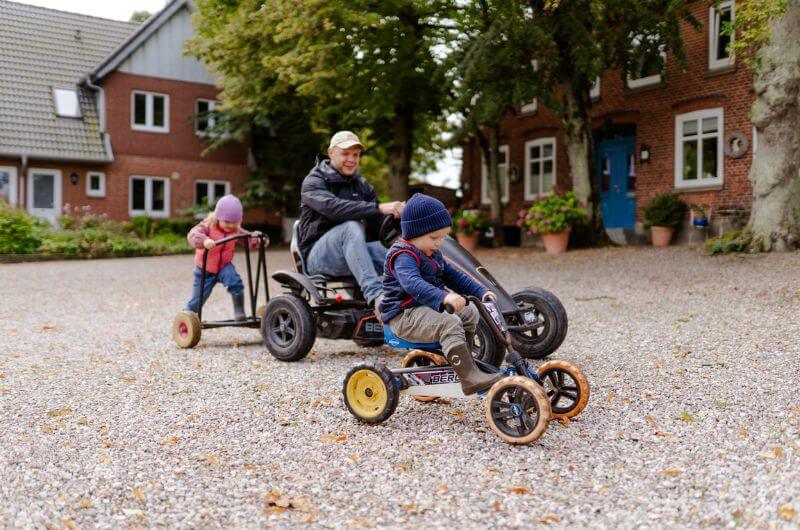 Kettcars-Ferienwohnung-Kinder-Bauernhof-Ostsee-Fehmarn-Ferienhof-Paulsen-Strand-Reiterhof-Urlaub-mit-Kind-Deutschland