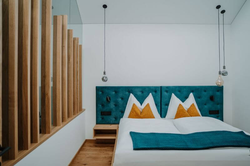 Schlafzimmer-Ferienwohnung-Apartment-mit-Verpflegung-Suedtirol-innea-nature-Familienurlaub-Urlaub-mit-Kind-nachhaltig-modern