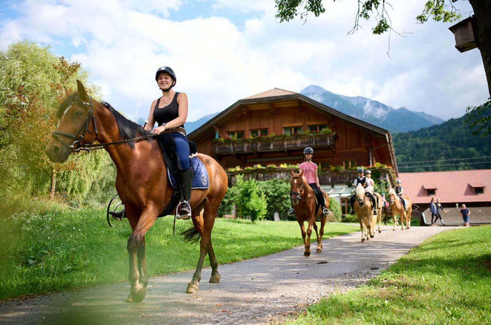 ausritt-Chaletdorf-feriendorf-schwimmteich-kaernten-landgut-moserhof-urlaub-bauernhof-mit-kindern-familienurlaub-oesterreich