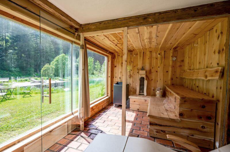sauna-Chaletdorf-feriendorf-schwimmteich-kaernten-landgut-moserhof-urlaub-bauernhof-mit-kindern-familienurlaub-oesterreich