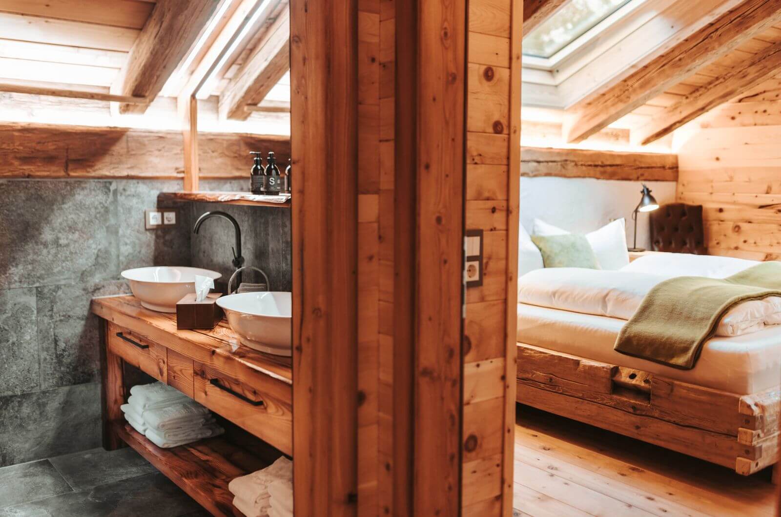 schlafzimmer-Chaletdorf-feriendorf-schwimmteich-kaernten-landgut-moserhof-urlaub-bauernhof-mit-kindern-familienurlaub-oesterreich