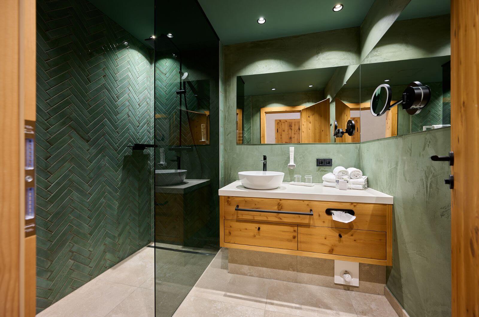 Badezimmer-Familienhotel-Tirol-Hallenbad-Wellness-Halbpension-Ferienwohnung-an-der-Skipiste-Landhotel-Schermer