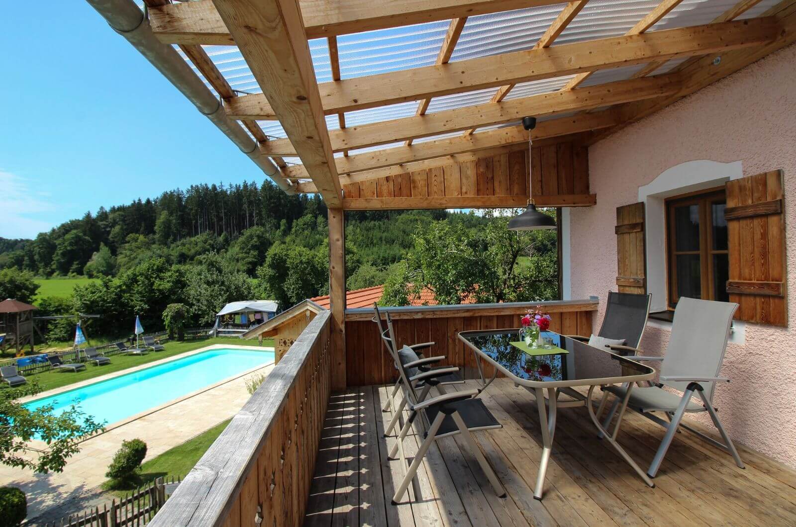 Ferienwohnung-mit-Pool-Huberhof-Chiemsee-Urlaub-mit-Kindern-auf-dem-Bauernhof-modern-nachhaltig-Deutschland-Hoftiere-Chalet