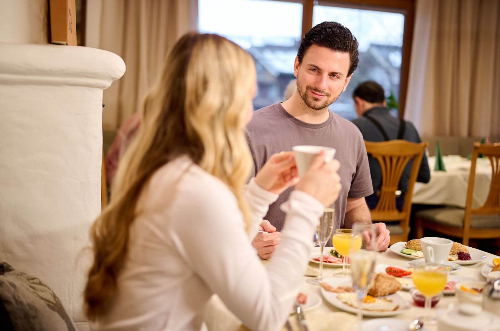 Fruehstueck-Familienhotel-Tirol-Hallenbad-Wellness-Halbpension-Ferienwohnung-an-der-Skipiste-Landhotel-Schermer