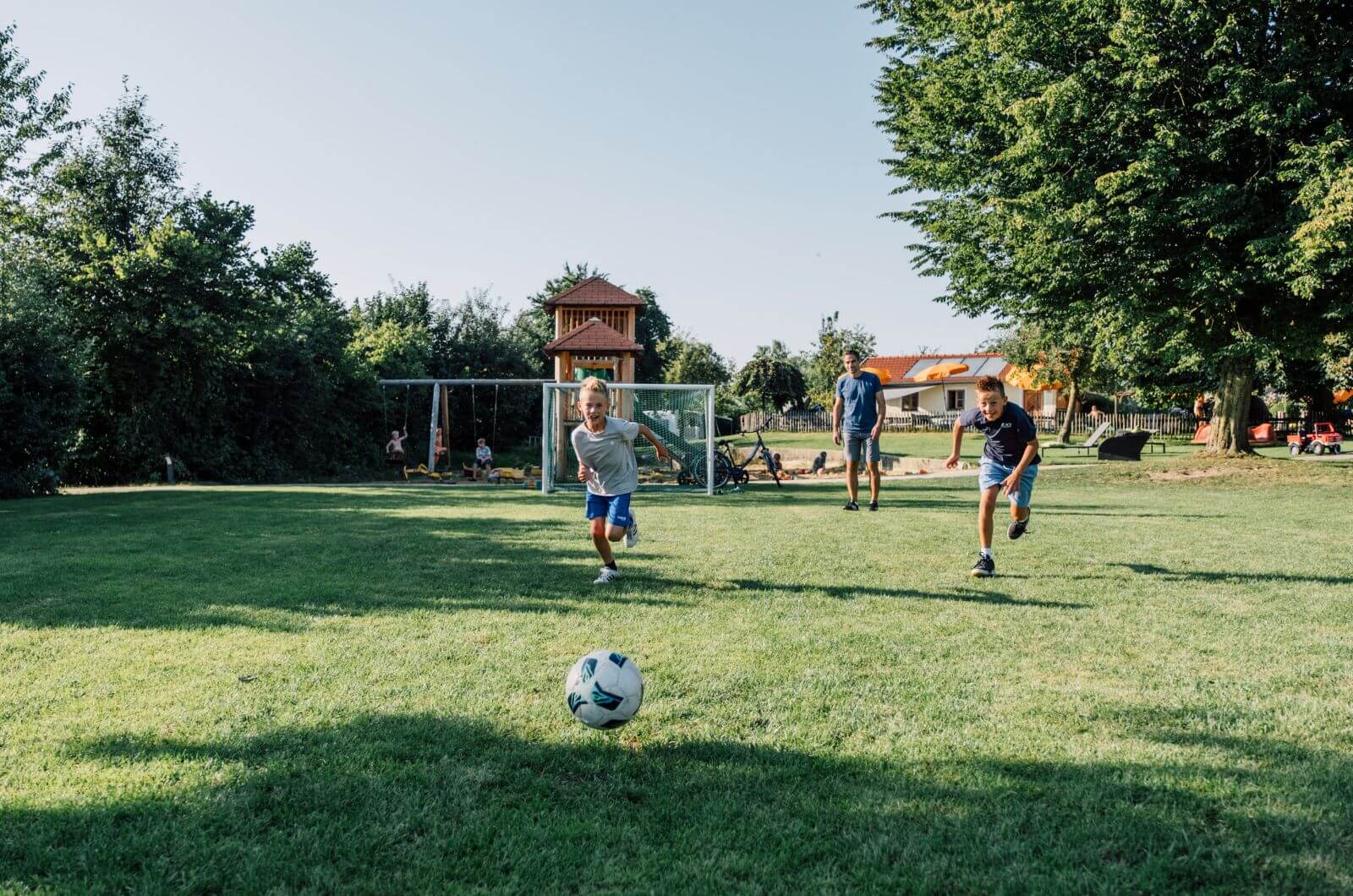 Fußballfeld-Urlaub-mit-Kindern-auf-dem-Bauernhof-Chiemgau-Ferienwohnung-Chalet-Pool-Hoftiere-Huberhof-Chiemsee-Kinderbauernhof-nachhaltig