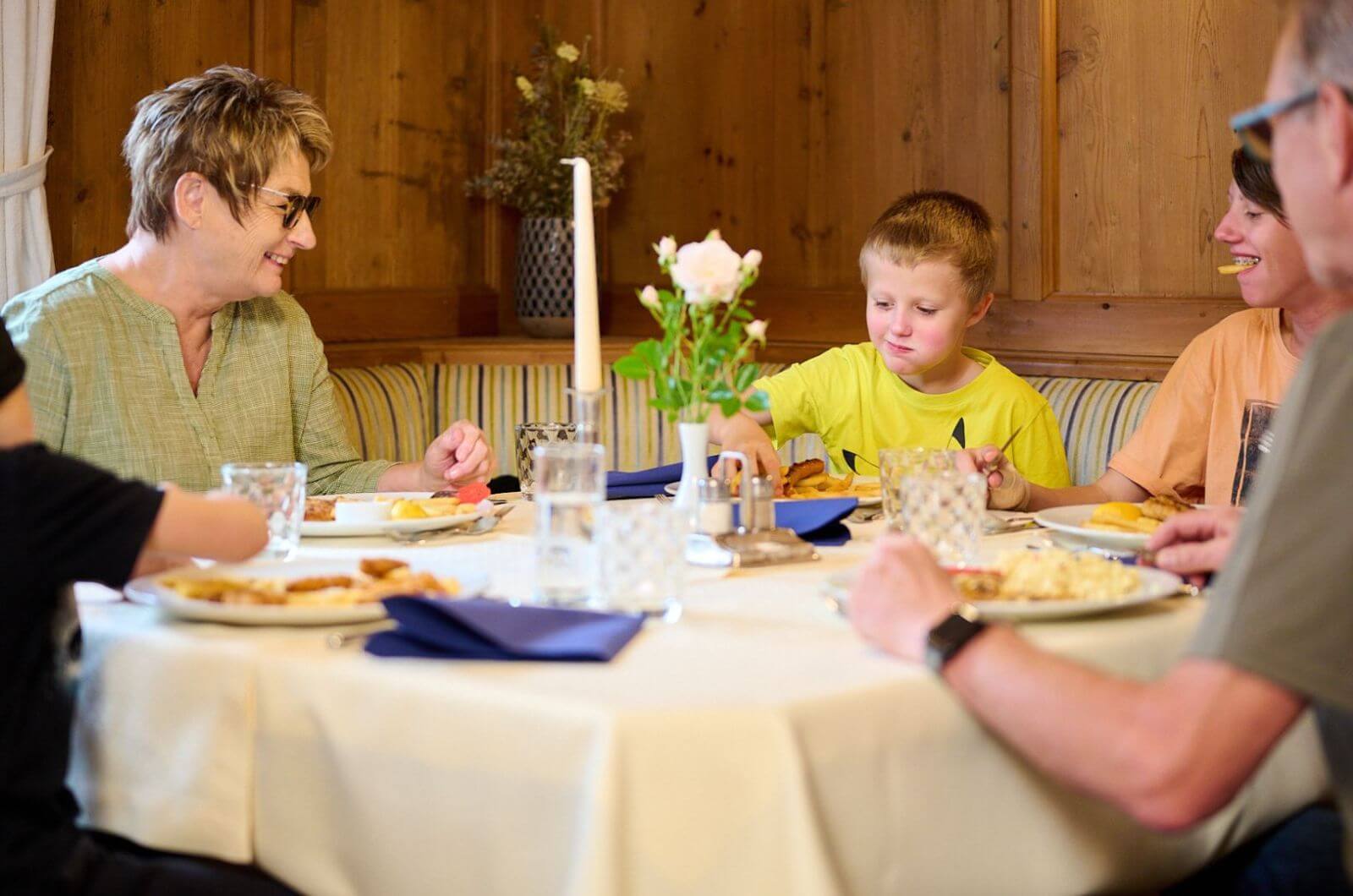 Halbpension-Familienhotel-Tirol-Hallenbad-Wellness-Halbpension-Ferienwohnung-an-der-Skipiste-Landhotel-Schermer