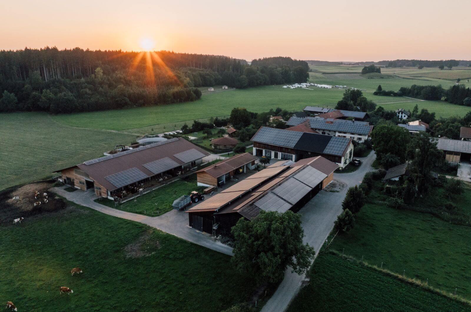 Huberhof-Urlaub-auf-dem-Bauernhof-mit-Kindern-Chiemgau-Ferienwohnung-Chalet-Pool-Hoftiere-Chiemsee-Kinderbauernhof-nachhaltig