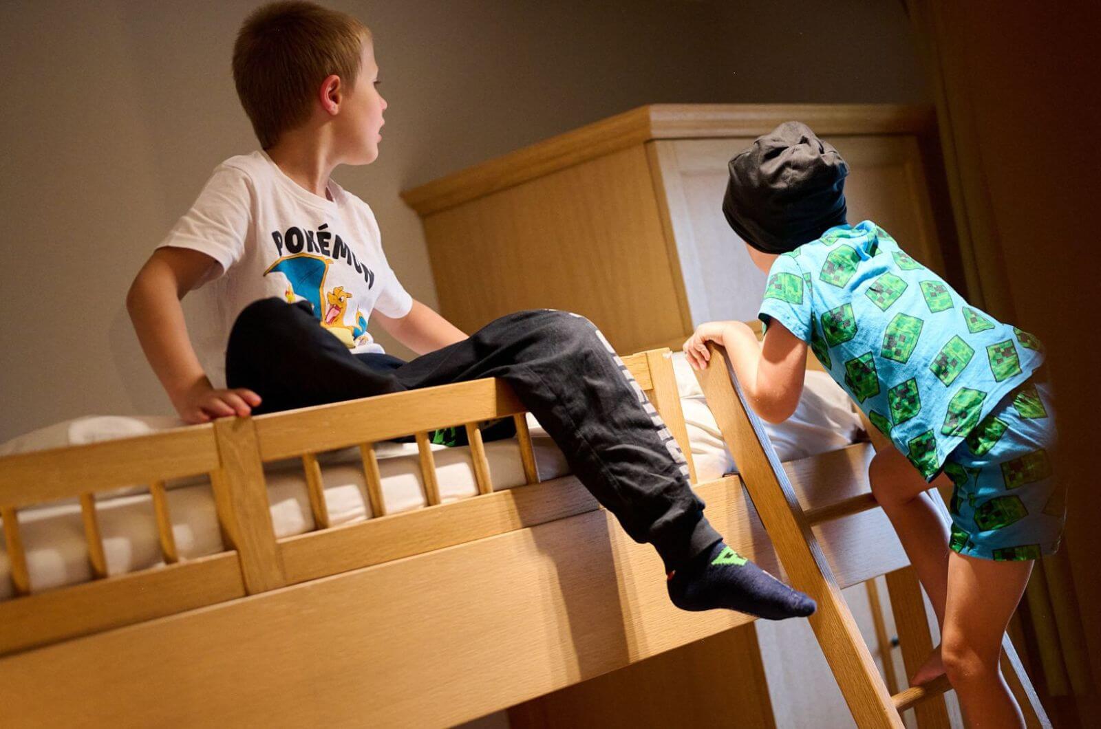 Kinderbett-Familienhotel-Tirol-Hallenbad-Wellness-Halbpension-Ferienwohnung-an-der-Skipiste-Landhotel-Schermer