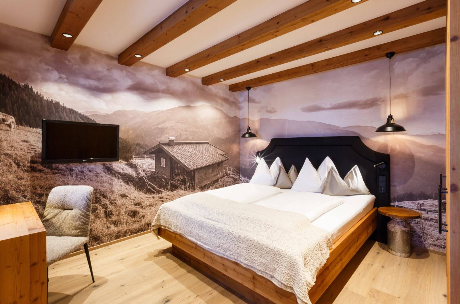 Schlafzimmer-Familienhotel-Tirol-Hallenbad-Wellness-Halbpension-Ferienwohnung-an-der-Skipiste-Landhotel-Schermer