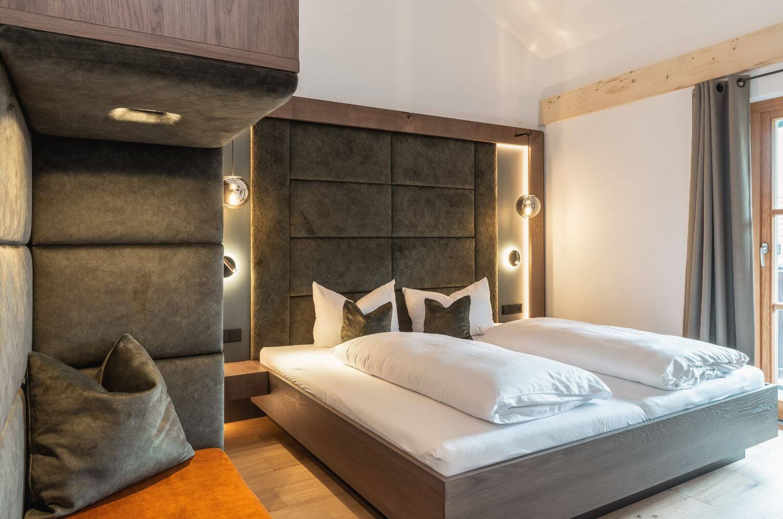 Schlafzimmer-Urlaub-auf-dem-Bauernhof-Chiemgau-Ferienwohnung-Chalet-Pool-Hoftiere-Huberhof-Chiemsee-Kinderbauernhof-nachhaltig