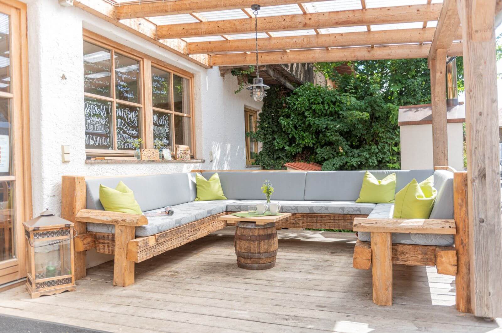 Terrasse-Urlaub-auf-dem-Bauernhof-Chiemgau-Ferienwohnung-Chalet-Pool-Hoftiere-Huberhof-Chiemsee-Kinderbauernhof-nachhaltig