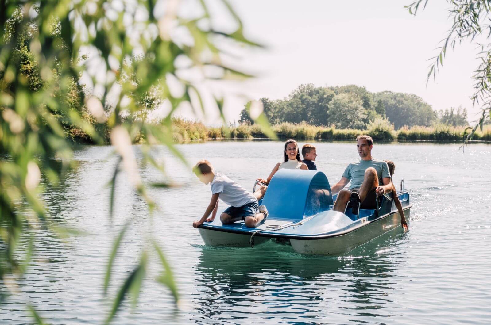 Tretboot-Urlaub-auf-dem-Bauernhof-Chiemgau-Ferienwohnung-Chalet-Pool-Hoftiere-Huberhof-Chiemsee-Kinderbauernhof-nachhaltig