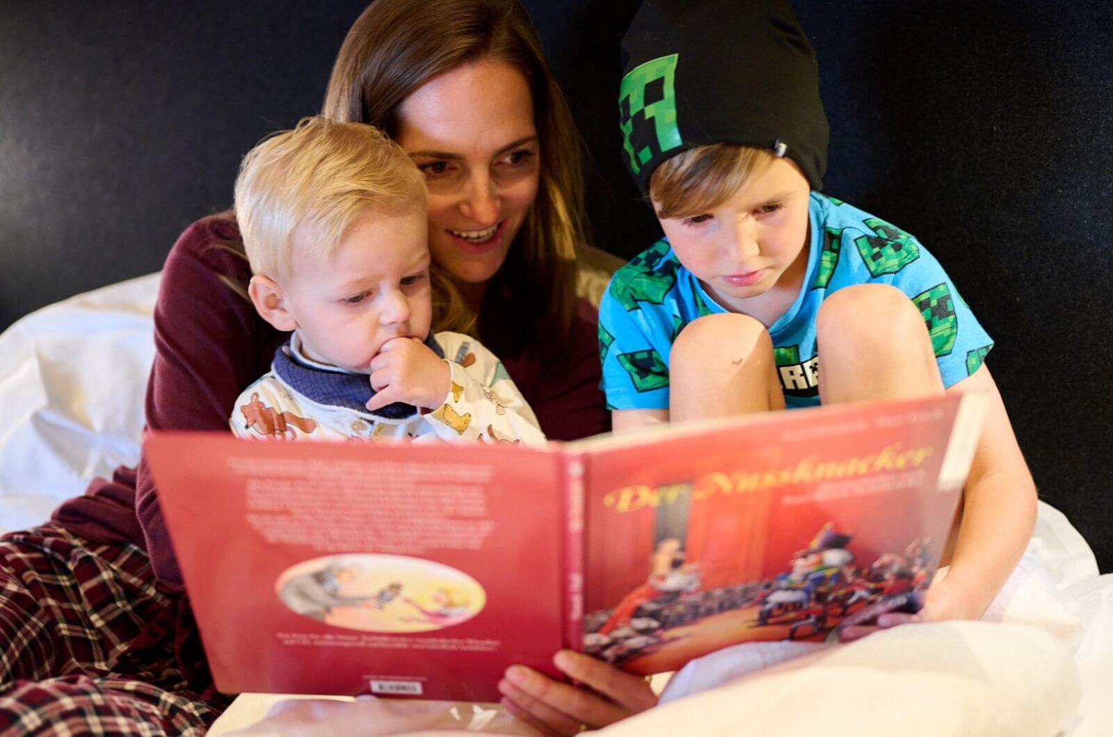 Vorlesen-Familienhotel-Tirol-Hallenbad-Wellness-Halbpension-Ferienwohnung-an-der-Skipiste-Landhotel-Schermer