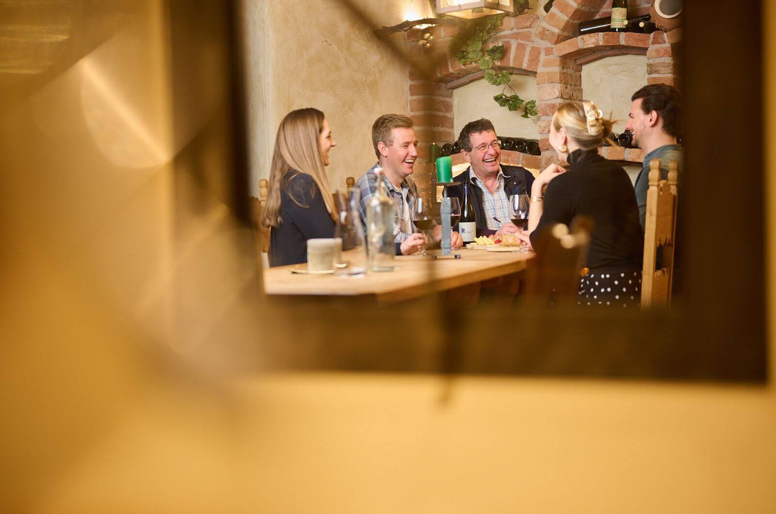 Weinprobe-Familienhotel-Tirol-Hallenbad-Wellness-Halbpension-Ferienwohnung-an-der-Skipiste-Landhotel-Schermer