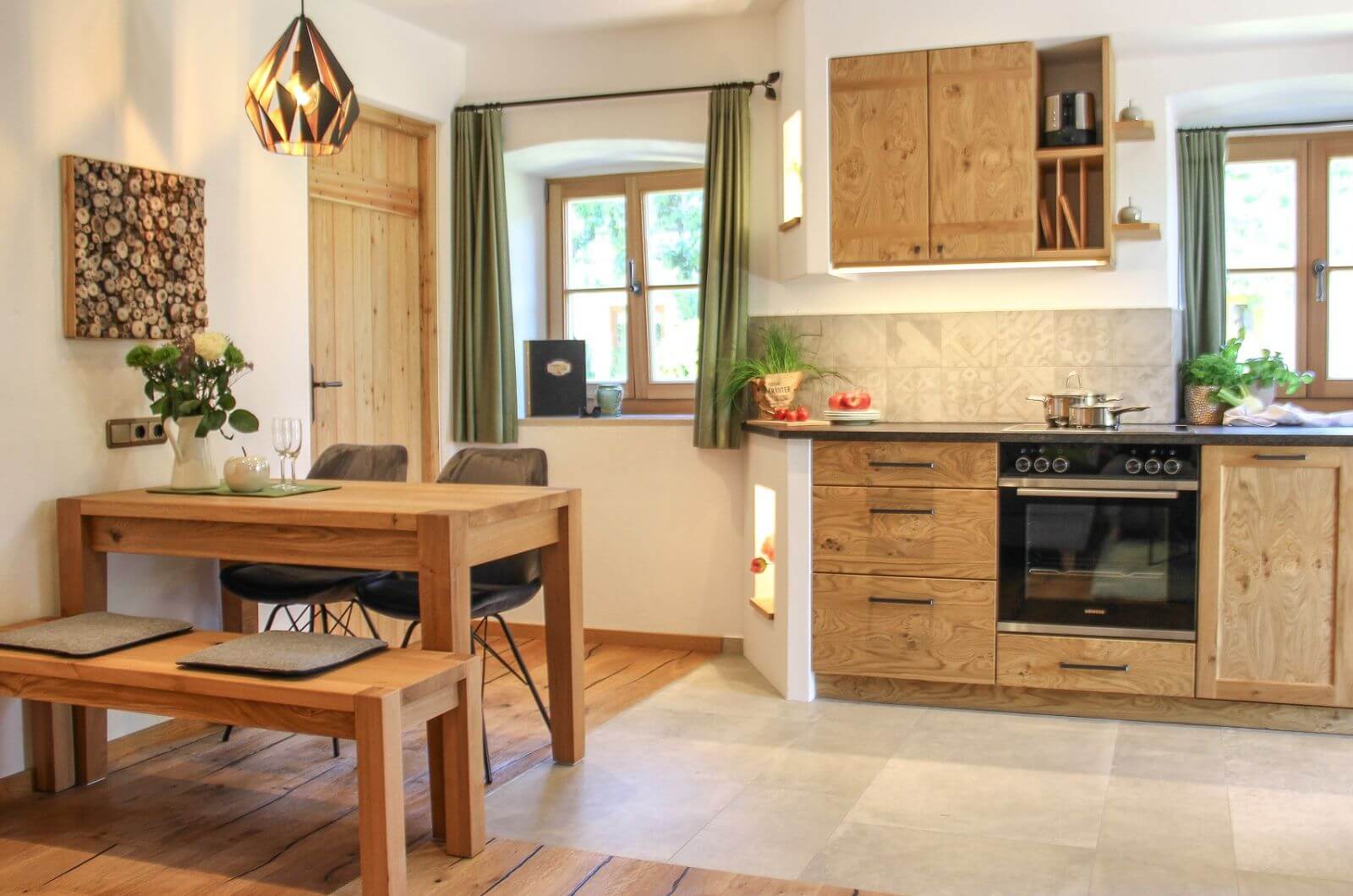 moderne-Kueche-Urlaub-mit-Kindern-auf-dem-Bauernhof-Chiemgau-Ferienwohnung-Chalet-Pool-Hoftiere-Huberhof-Chiemsee-Kinderbauernhof-nachhaltig-Bayern