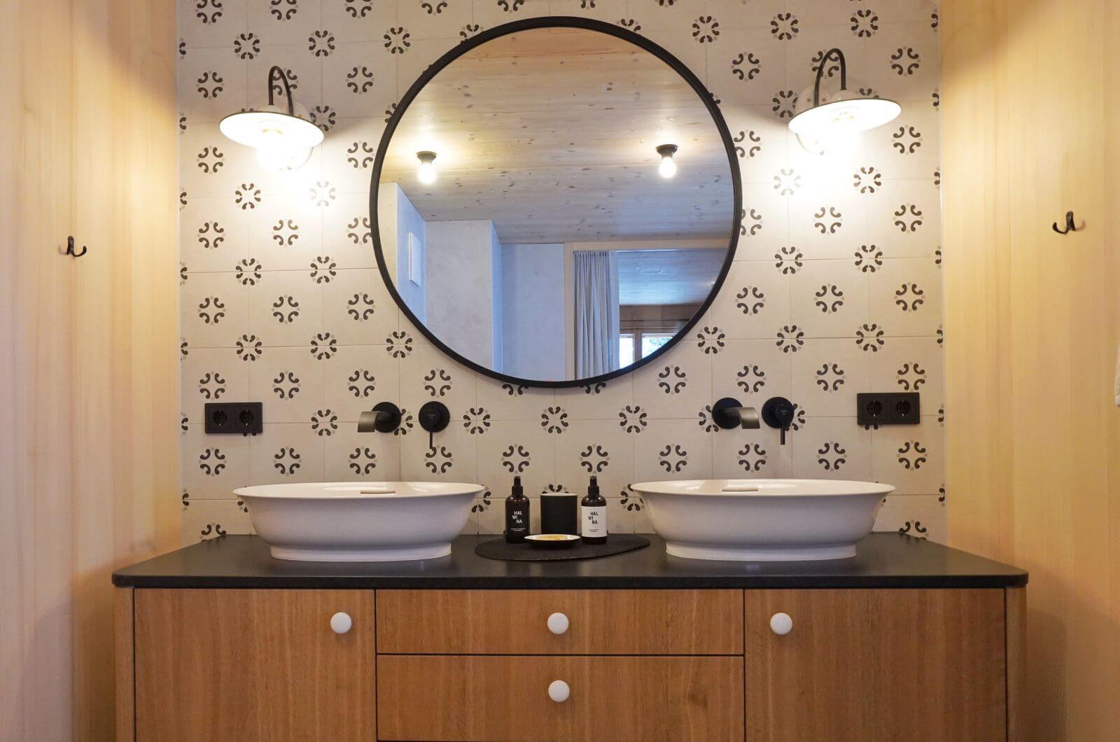 Bad-Ferienwohnung-Ferienhaus-Holzhaus-idylle-Sauna-Wellness-Urlaub-mit-Kind-Nachhaltig-Oesterreich-Bregenzerwald-Halwina-Hideaway