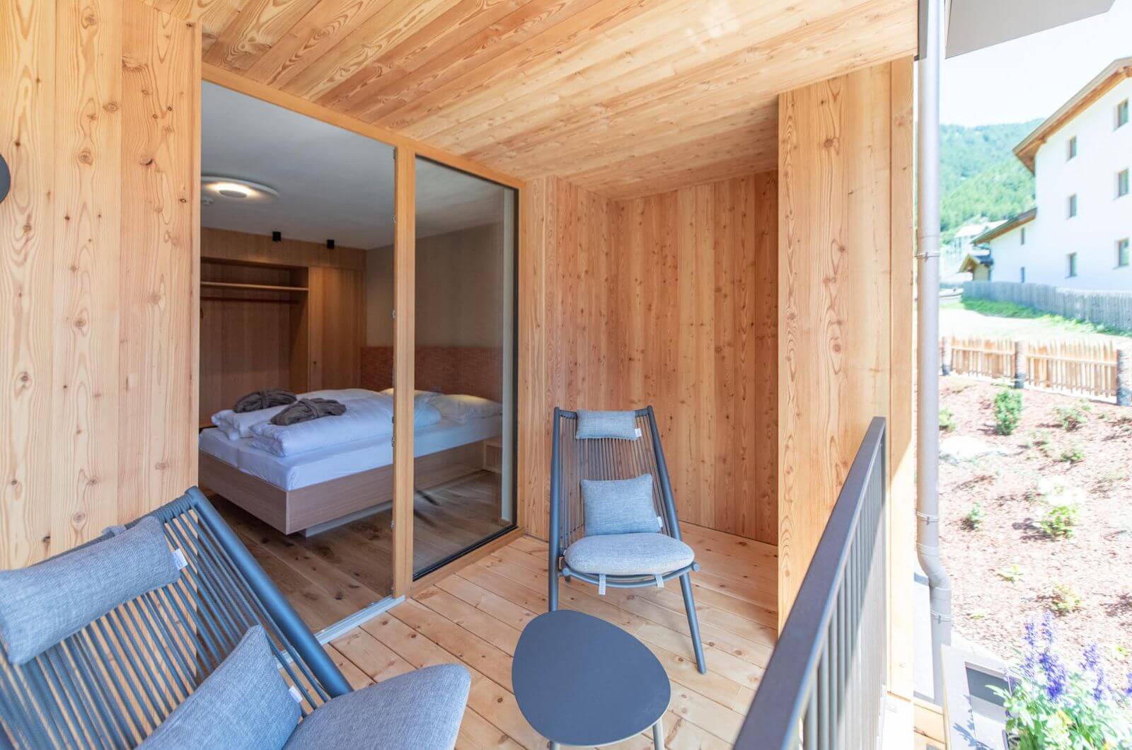 Balkon-Familienhotel-Suedtirol-Vals-linara-family-Kinderhotel-mit-Ferienwohnung-Hallenbad-Naturhotel-nachhaltig-bio