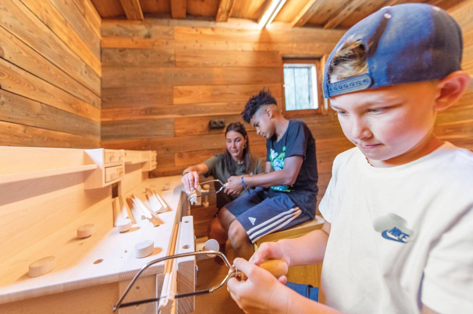 Holzwerkstatt-Familienhotel-Suedtirol-Vals-linara-family-Kinderhotel-mit-Ferienwohnung-Hallenbad-Naturhotel-nachhaltig-bio