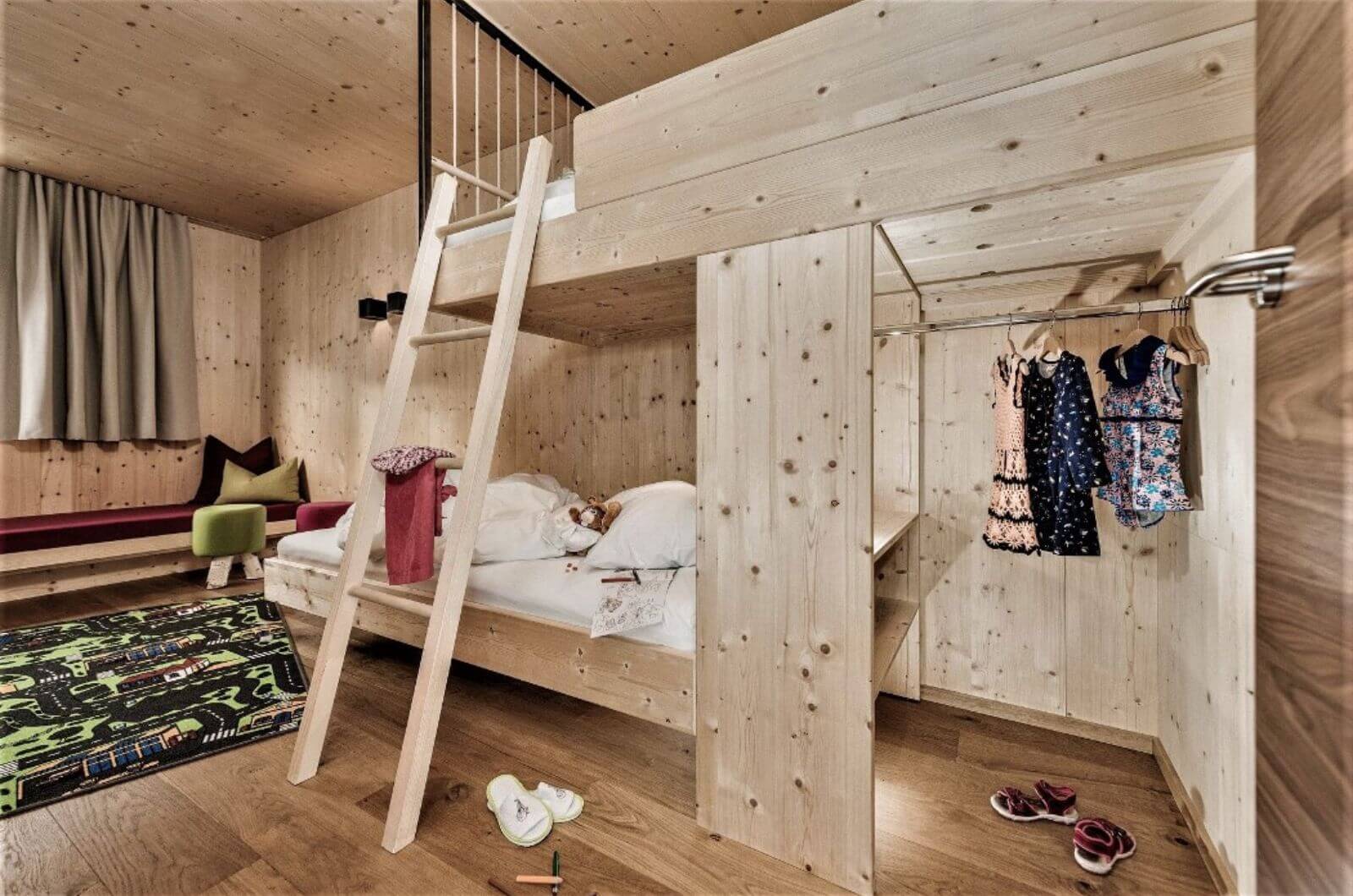 Kinderbett-Familienhotel-Kinderhotel-Zillertal-Oesterreich-Mia-Alpina-Luxus-Pool-Urlaub-mit-Kind-Familienurlaub