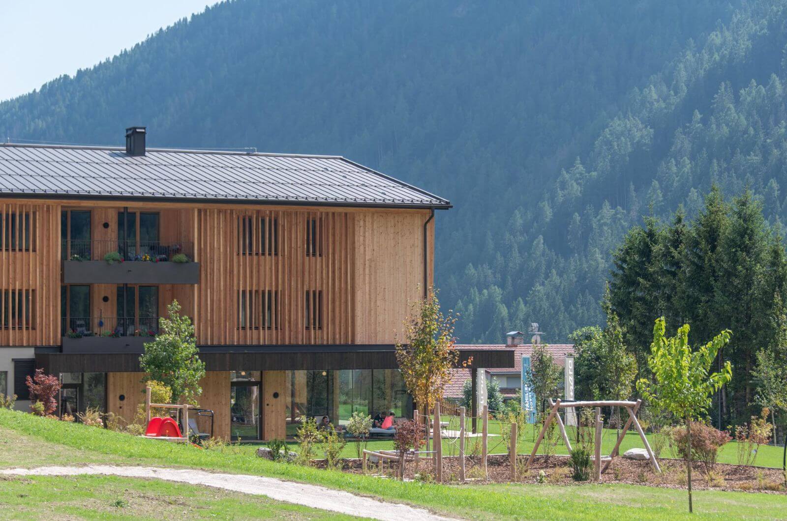 Kinderhotel-Suedtirol-Vals-linara-family-Familienhotel-mit-Ferienwohnung-Hallenbad-Naturhotel-nachhaltig-bio