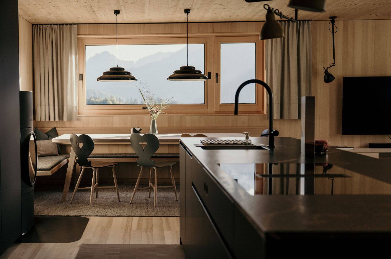 Kueche-Ferienwohnung-Ferienhaus-Holzhaus-idylle-Sauna-Wellness-Urlaub-mit-Kind-Nachhaltig-Oesterreich-Bregenzerwald-Halwina-Hideaway