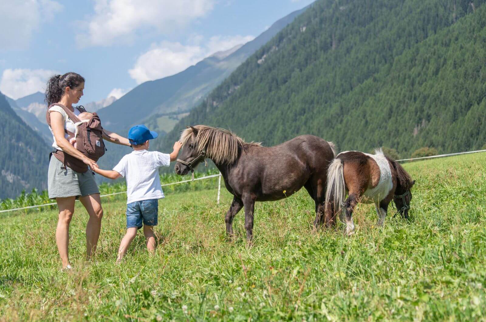 Pony-Familienhotel-Suedtirol-Vals-linara-family-Kinderhotel-mit-Ferienwohnung-Hallenbad-Naturhotel-nachhaltig-bio