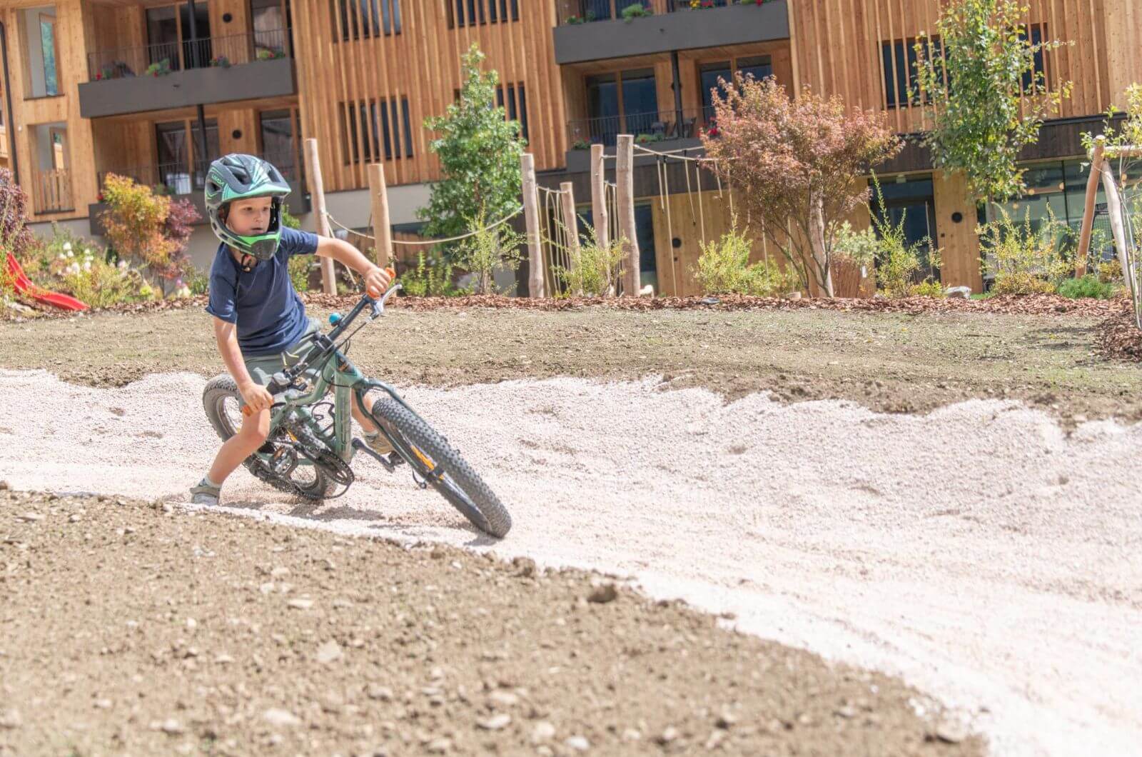 Pumptrack-Familienhotel-Suedtirol-Vals-linara-family-Kinderhotel-mit-Ferienwohnung-Hallenbad-Naturhotel-nachhaltig-bio