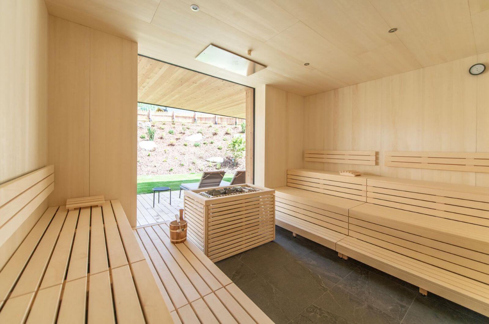 Sauna-Familienhotel-Suedtirol-Vals-linara-family-Kinderhotel-mit-Ferienwohnung-Hallenbad-Naturhotel-nachhaltig-bio