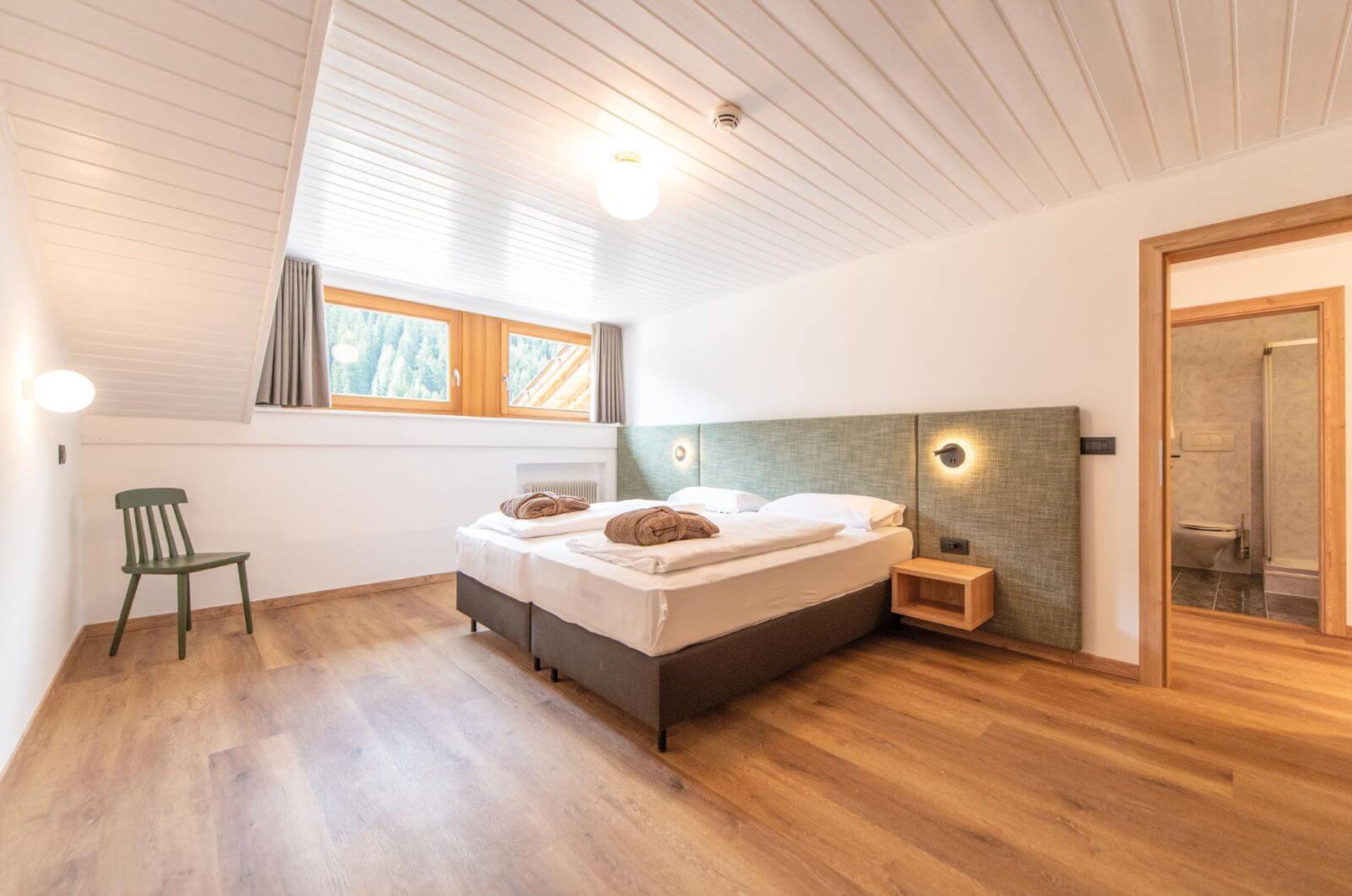 Schlafzimmer-Familienhotel-Suedtirol-Vals-linara-family-Kinderhotel-mit-Ferienwohnung-Hallenbad-Naturhotel-nachhaltig-bio9